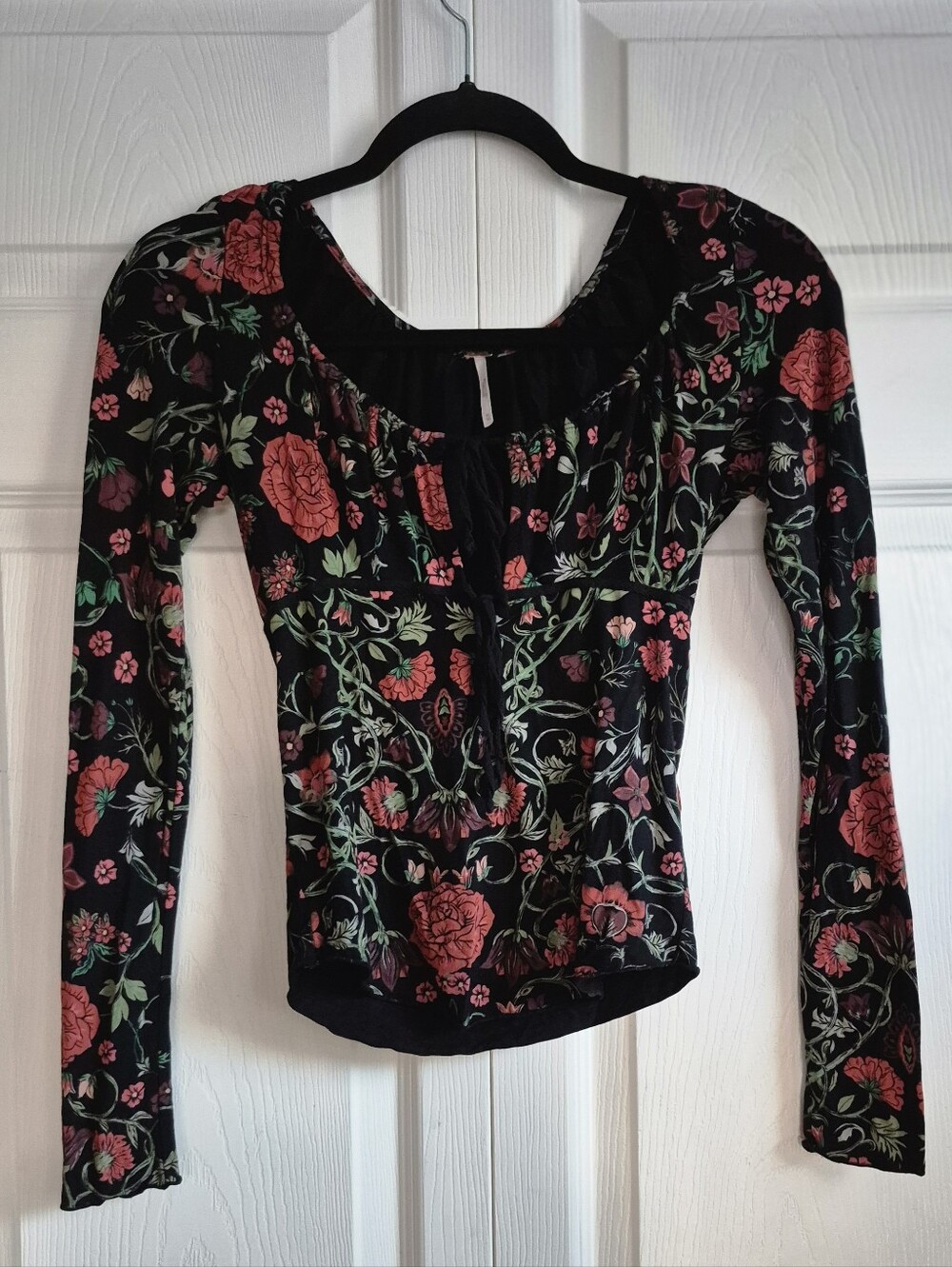 Free People Make It Easy Long Sleeve Fitted Scoop Neck Top Black Red Floral Sz M - Picture 4 of 11